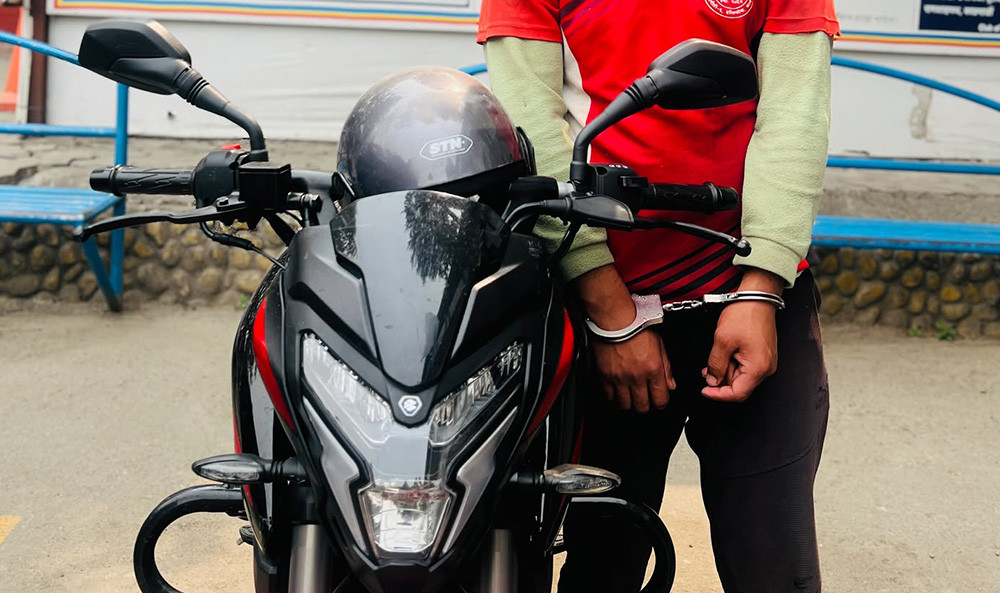 मोटरसाइकल चोरीमा संलग्न एक जना पक्राउ