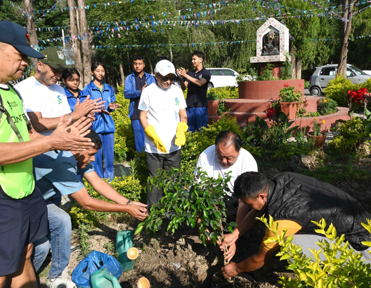 वातावरण दिवसको अवसरमा स्ट्यान्डर्ड चार्टर्ड बैंकले रोप्यो ७ सय बढी विरुवा