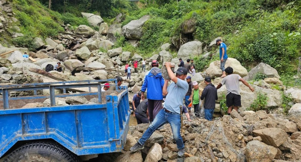 मैवाखोलामा श्रमदानबाट काठेपुल निर्माण