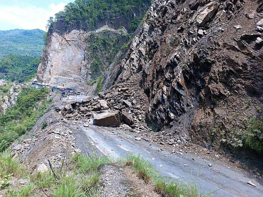 मुग्लिन नारायणगढ सडकमा ढुंगा खस्दा जोखिम (फोटो फिचर)