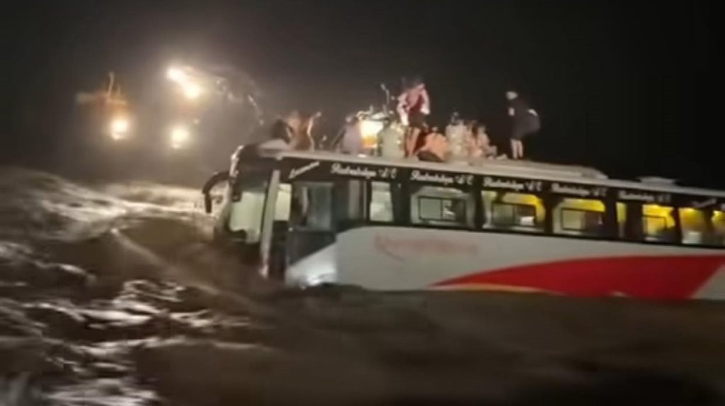 विनयी खोलाको बाढीले बस बगायो, यात्रुको सकुशल उद्धार