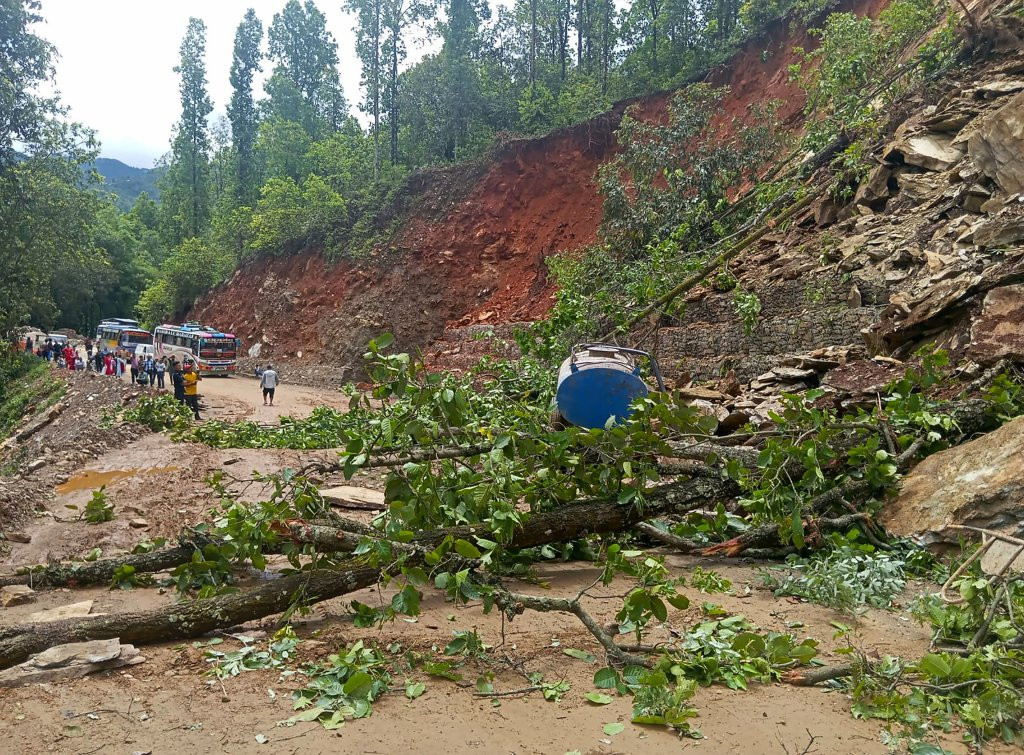 सात ठाउँमा अवरुद्ध सडक खुलाइयो, तीन ठाउँ अझै बाँकी