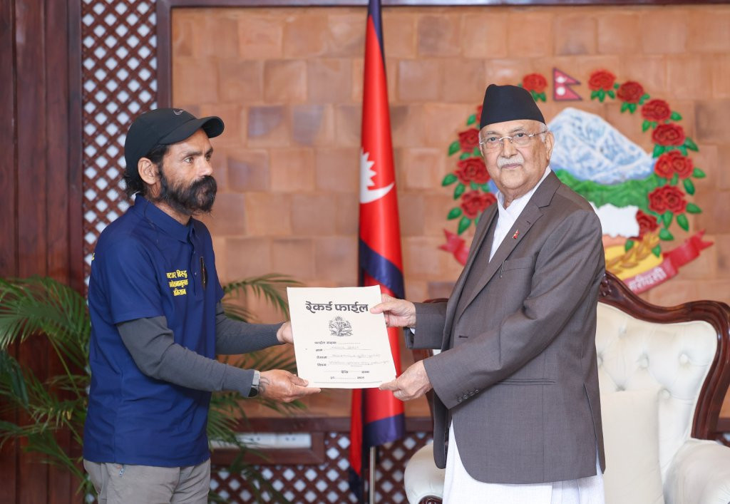 प्रधानमन्त्रीलाई भेटेपछि अभियानकर्मी बोहराले भने–अब जुत्ता लाउँछु, दाह्री काट्छु