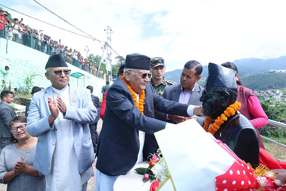 प्रधानमन्त्री ओलीद्वारा मनमोहनको अर्धकदको शालिक अनावरण