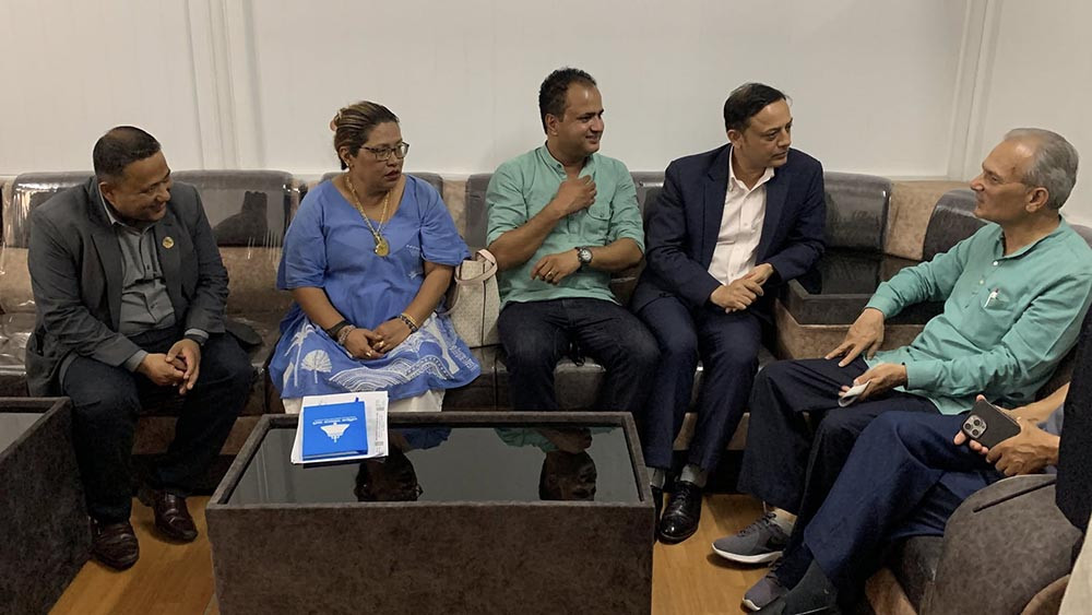 रास्वपाको हस्ताक्षर अभियानमा डा. बाबुराम भट्टराईको साथ, गरे पार्टी कार्यालयमै पुगेर हस्ताक्षर