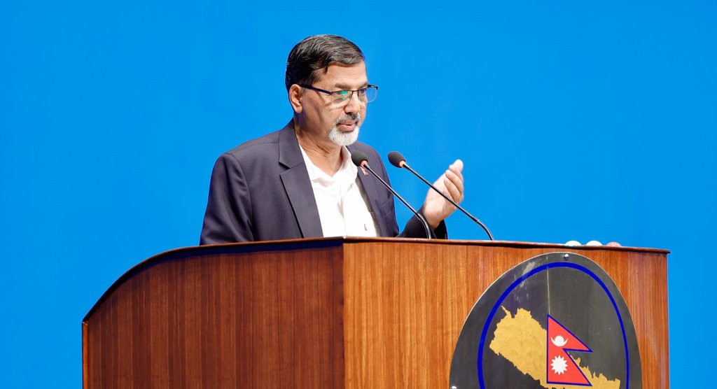 कर्मचारी आधा कटौती गरेर करारमा राखौं, टेबलको शासन अन्त्य गरौं: जनार्दन शर्मा