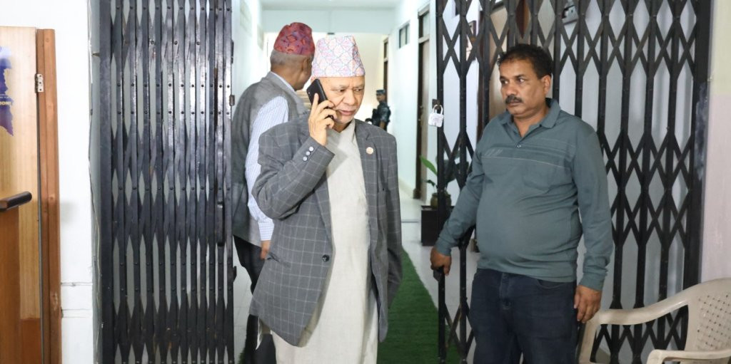 देउवालाई भेटेर फर्किएपछि शिक्षामन्त्रीले भने–समिति बैठक स्थगित गरौं