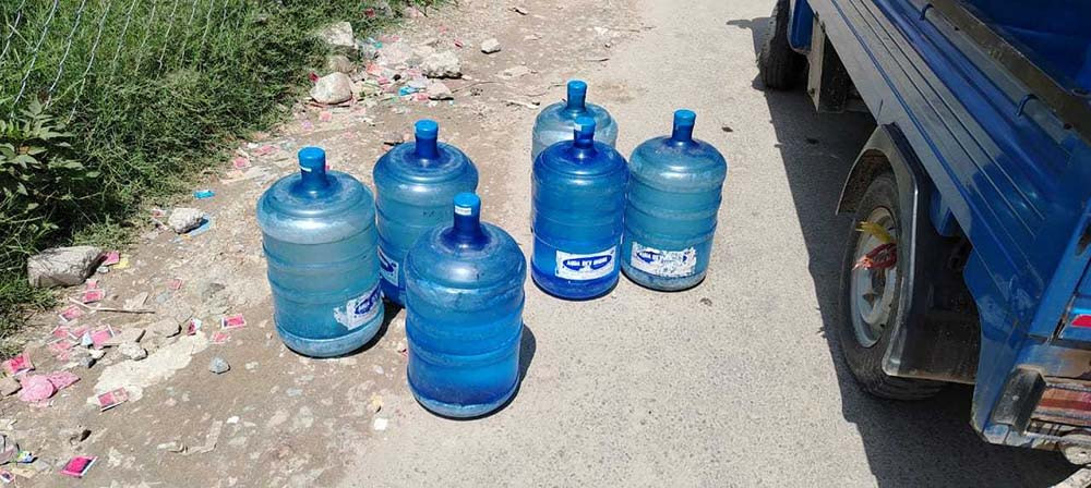 काठमाडौँ महानगरमा पानी बोक्ने २८ गाडीको अनुगमनमा ४४ वटा प्रयोग गर्न नमिल्ने जार फेला