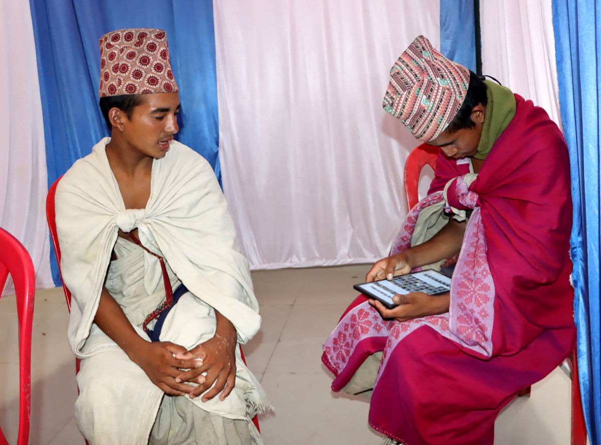 मोबाइलमा रमाउँदै राउटे युवा