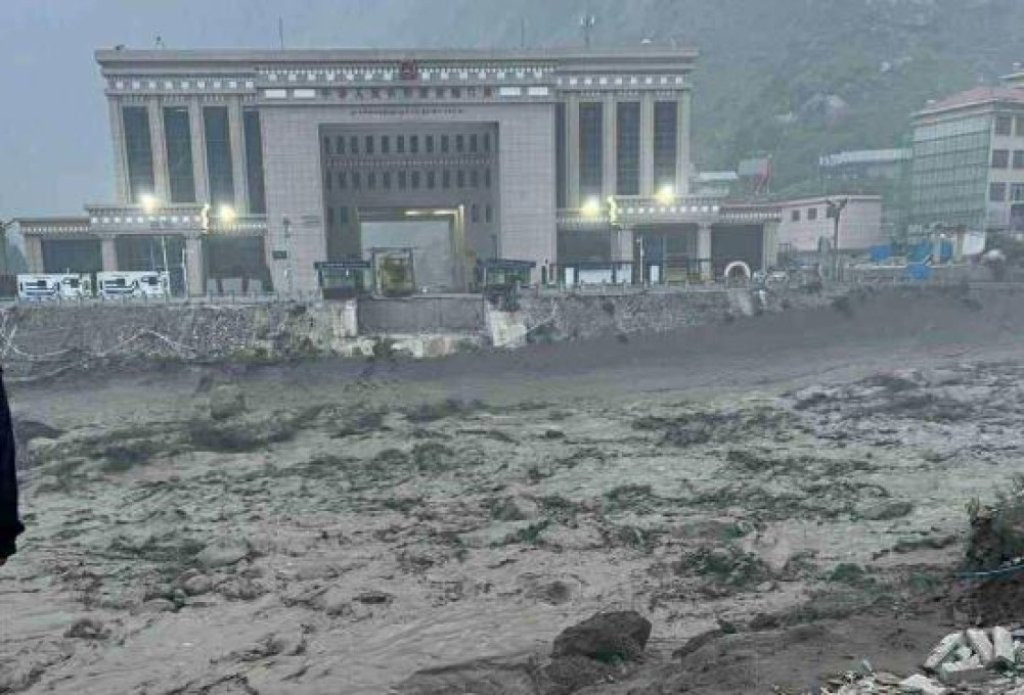 भोटेकोशीको बाढीपछि रोकिएका ९१ नेपाली अझै केरुङमा