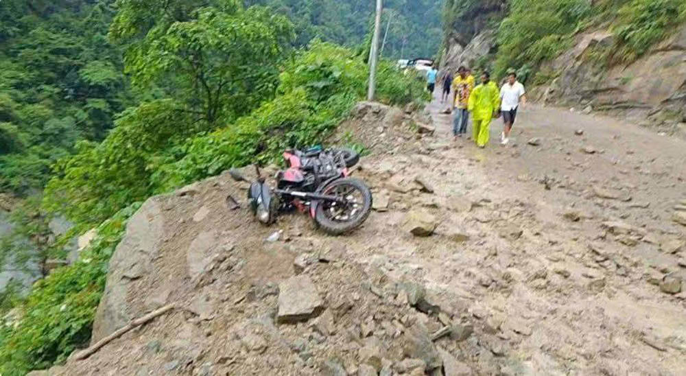सिद्धार्थ राजमार्गमा पहिरो: मोटरसाइकल चालक श्रीमानको मृत्यु, श्रीमती घाइते