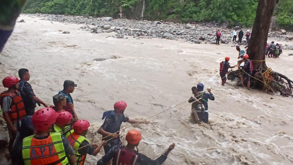 कैलालीको गोदावरी खोलामा फसेका ६ जनाको सकुशल उद्धार