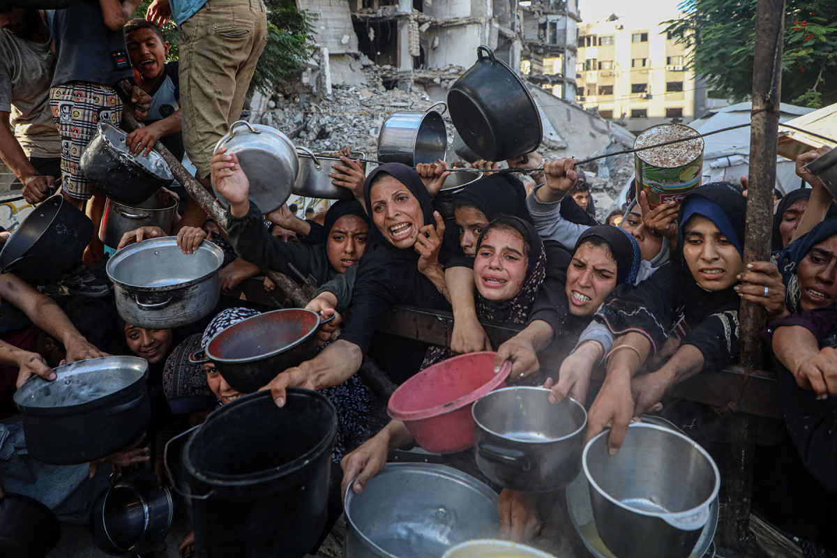 Palestinian Children Line Up for Food Aid in Gaza Amid Ongoing Crisis