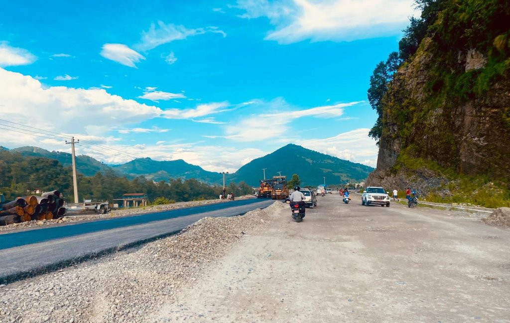 तीन वर्षमा पनि बनेन मध्यपहाडीको दुई किमि सडक