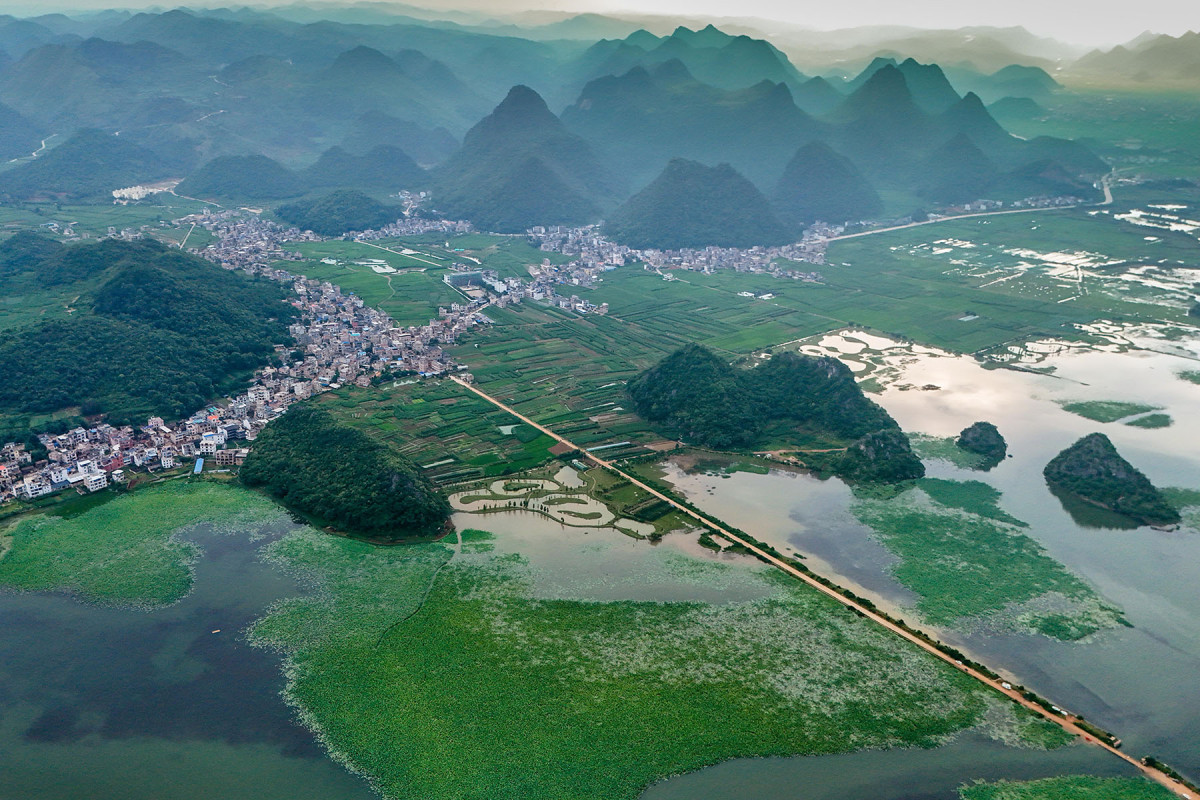 Tourists Flock to Puzhehei Scenic Area in Yunnan for Summer Getaway
