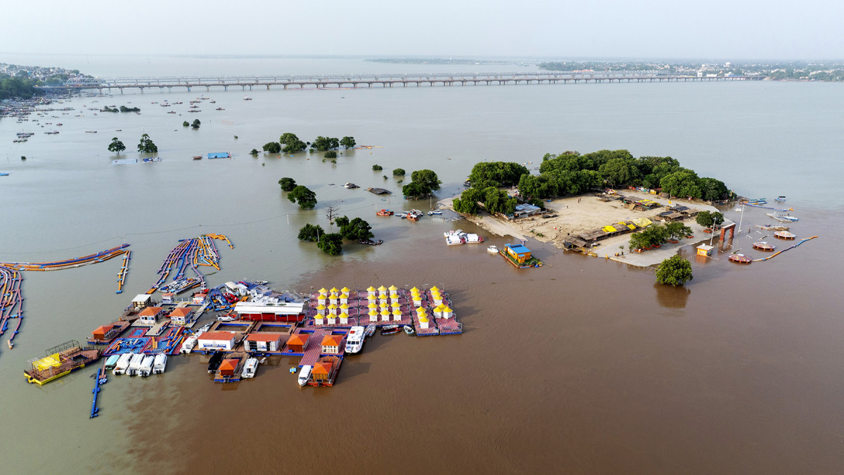 Monsoon Floods Submerge Ganges Riverbanks in Prayagraj, Devotees Continue Ritual Dips