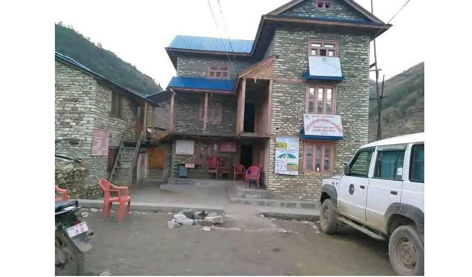 पातारासी गाउँपालिकामा करार शिक्षकले लगाए ताल्चा