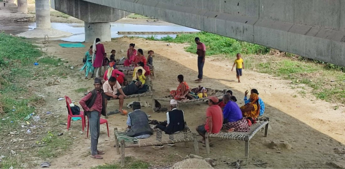 दुई दशकदेखि राजमार्गको पुलमुनि बास, सरकारले कुनै चासो नदिएको गुनासो