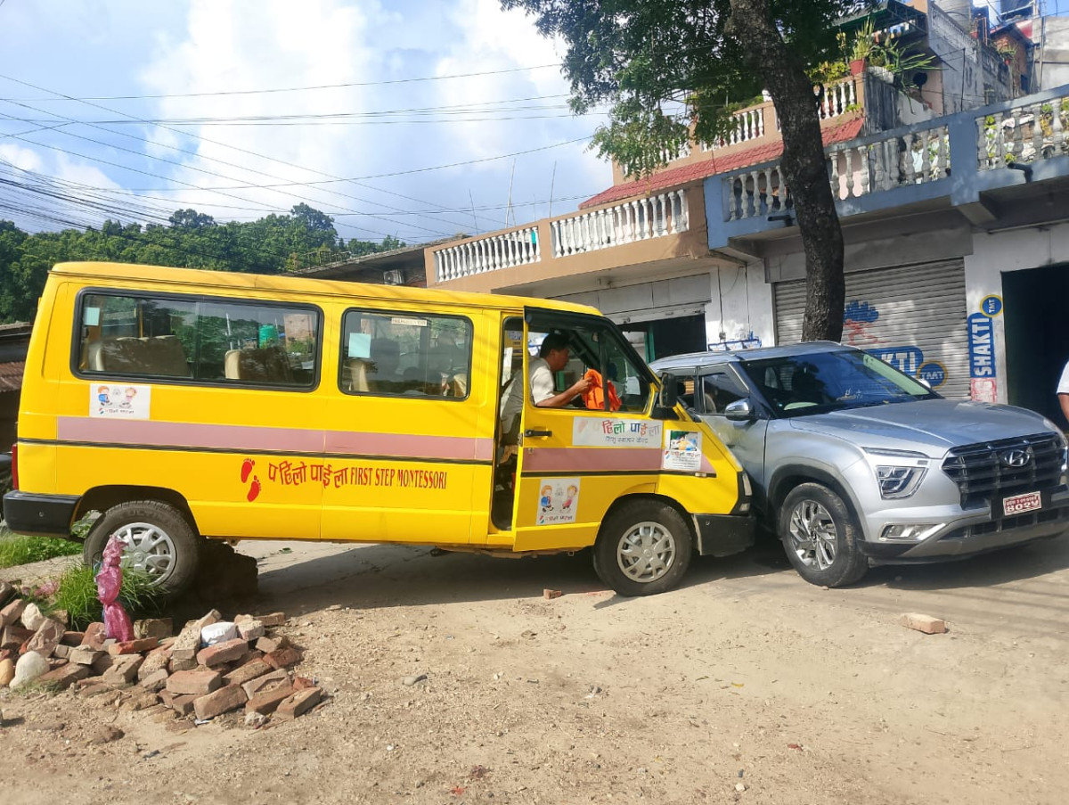 हेटौंडाको मास्टरचोकमा ट्याङ्करले विद्यालयको बसलाई दियो ठक्कर
