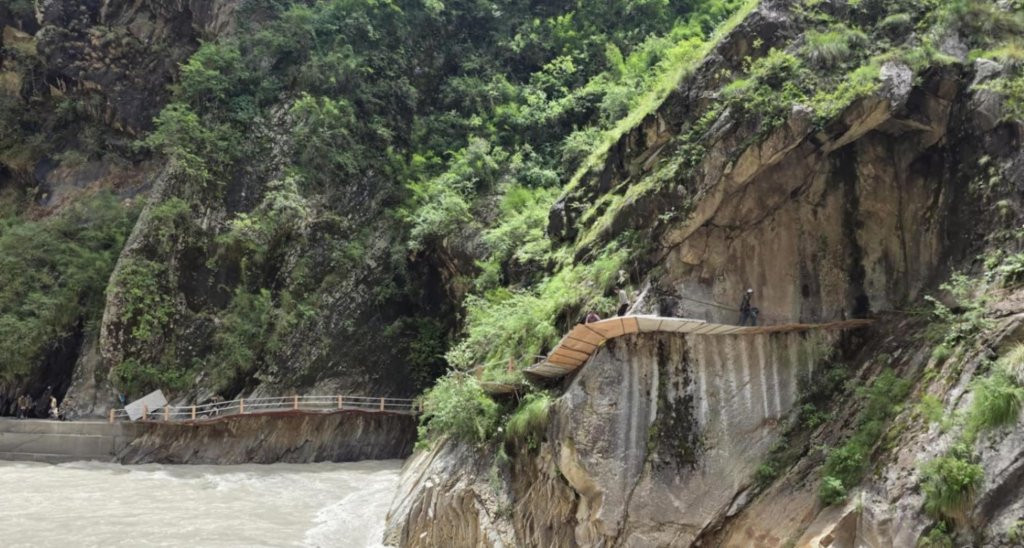 सब्बलको भरमा चट्टान फुटाएर घोरेटो बाटो