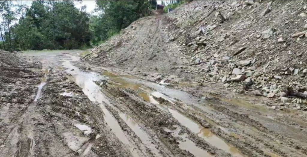 रामेछापका मुख्य सडकमै गाडी गुडाउन सकस