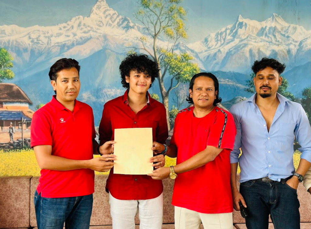 टिकटकर आयुश चलचित्र खेल्दै