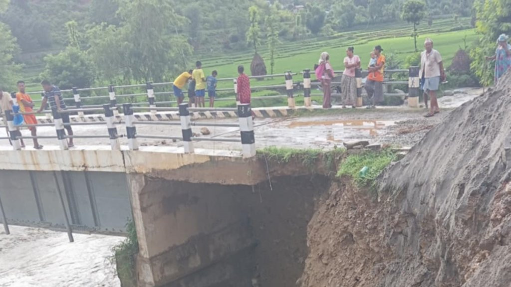 भटौली खोलामा बाढी: पक्की पुलमा क्षति, सवारी आवगमन बन्द