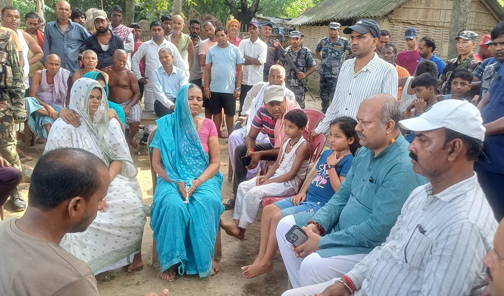 प्रहरीको गोलीबाट मारिएका लालुको घरमा पुगे मधेशका मुख्यमन्त्री