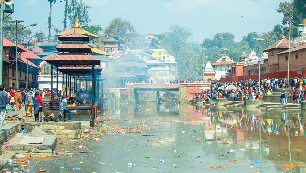 पशुपति आर्यघाटमा शवबाट हड्डी निकालेको आरोपमा पक्राउ परेका दुई जनालाई सात दिनको म्याद थप