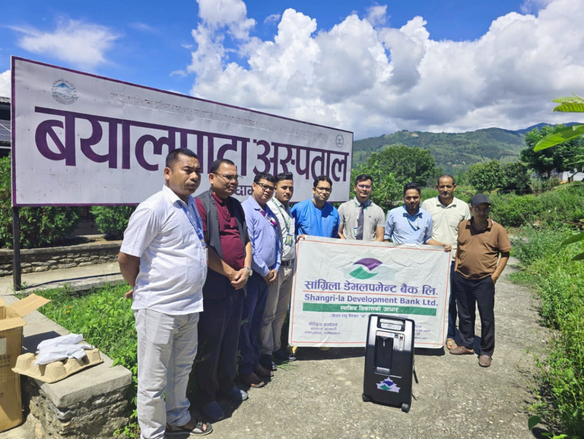 सांग्रिला डेभलपमेन्ट बैंकद्वारा बयालपाटा अस्पताललाई अक्सिजन कन्सन्ट्रेटर हस्तान्तरण