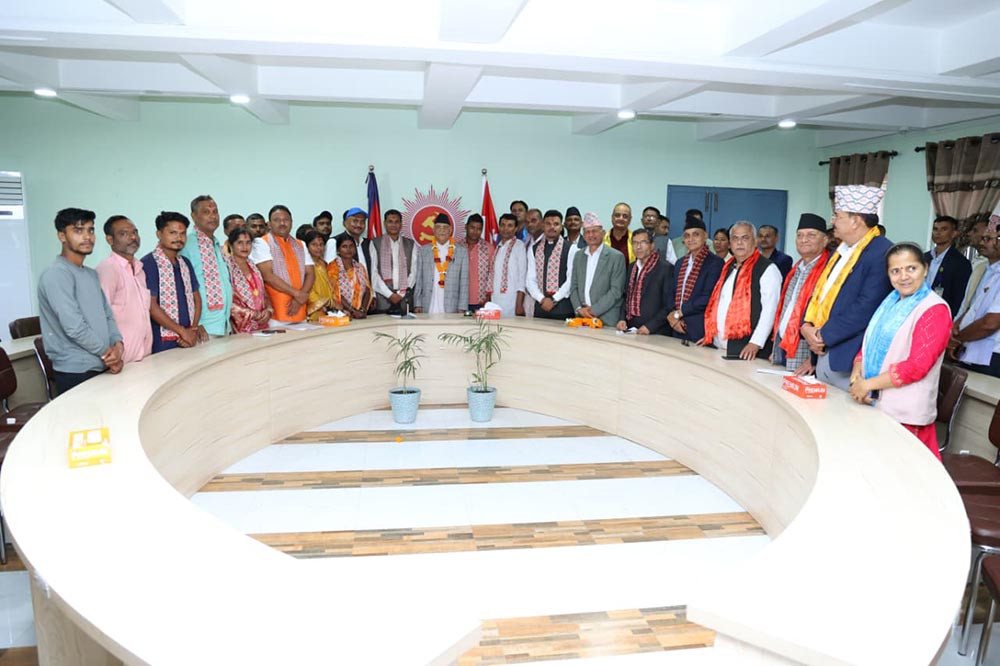 आजपाका वरिष्ठ उपाध्यक्ष साह एमालेमा प्रवेश, ओलीले गरे स्वागत